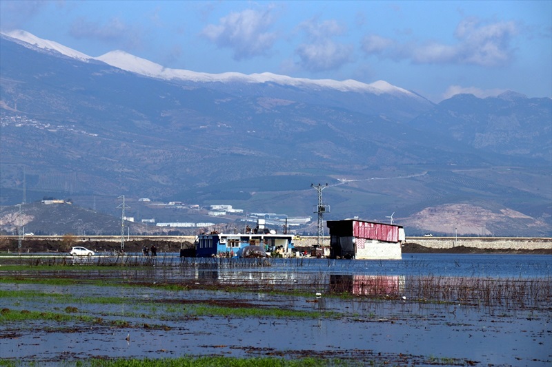 Hatay'da sağanaklar sonrası taşkınlar nedeniyle tarım arazilerini su bastı