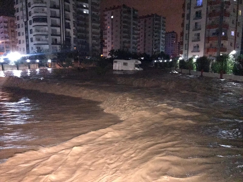 Mersin'de sağanak ve fırtına hayatı olumsuz etkiliyor