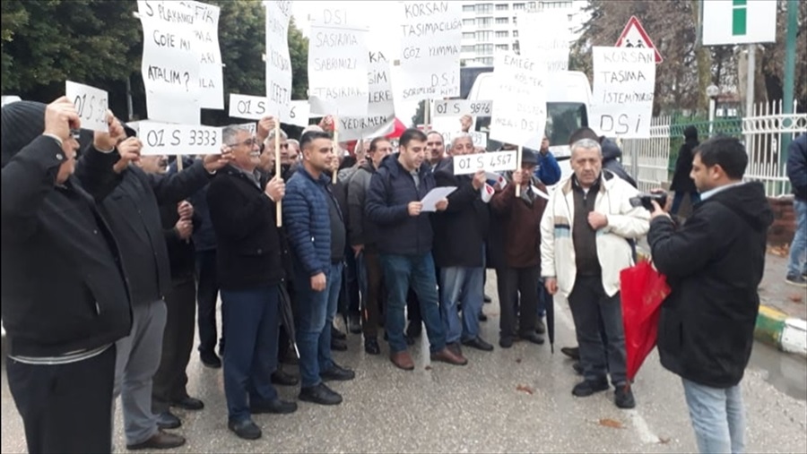 Adana'da servis şoförlerinden protesto