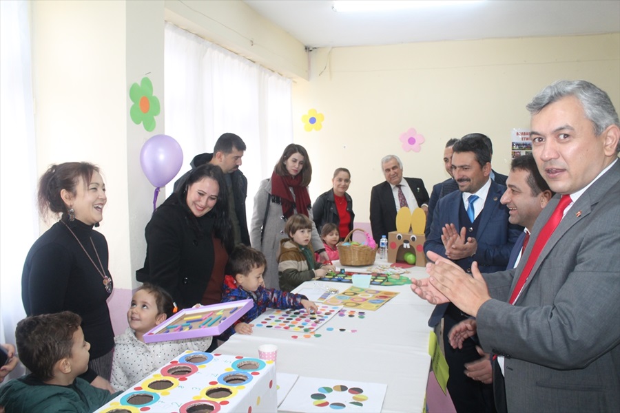 Anaokulu öğrencilerinden el işi sergisi