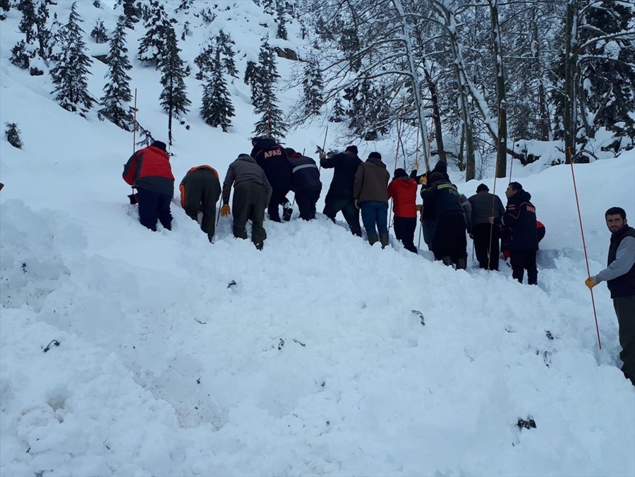 Adana'da çığın düştüğü bölgeye ulaşan ekipler kayıp kişiyi arıyor