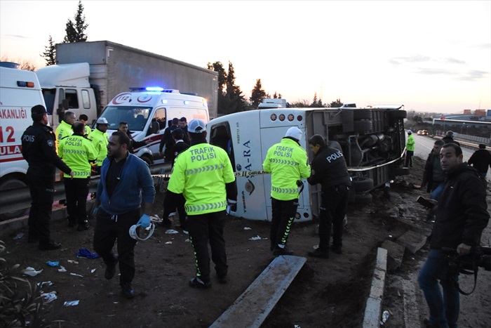 Adana'da işçi servisi devrildi: 25 yaralı