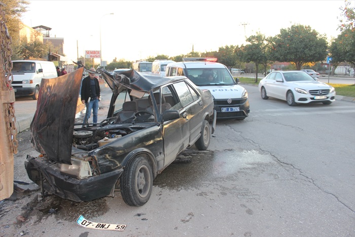 Kamyonete çarpan otomobildeki 2'si çocuk 3 kişi yaralandı