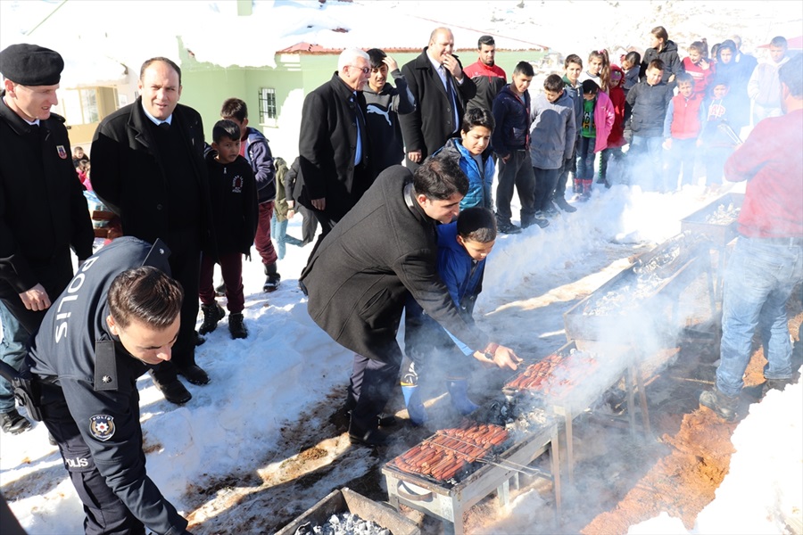 Tufanbeyli Kaymakamı Sevgili'den karnelerini alan öğrencilere sucuk ekmek ikramı