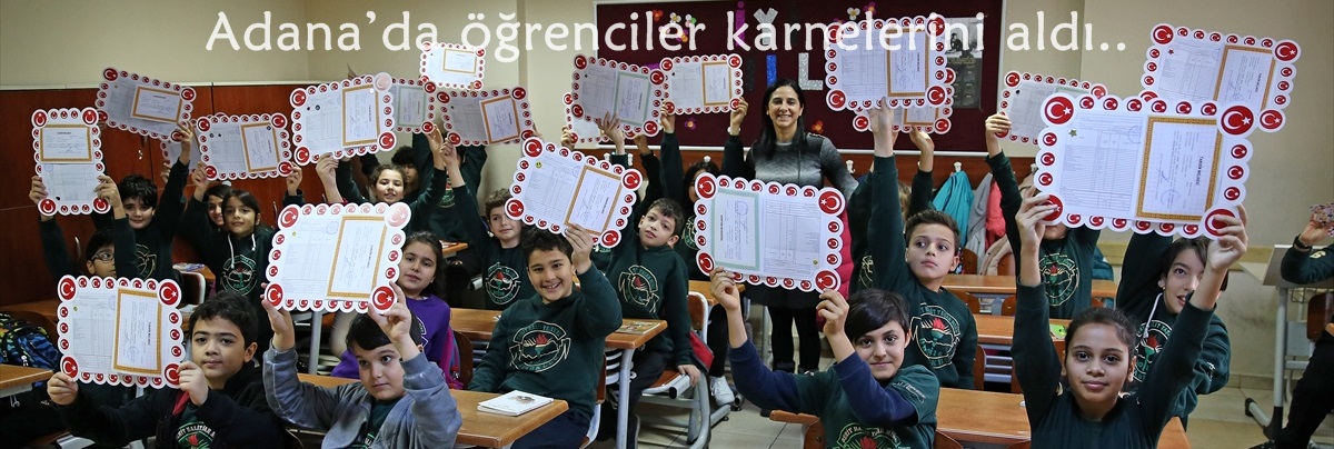 Adana’da öğrenciler karnelerini aldı..