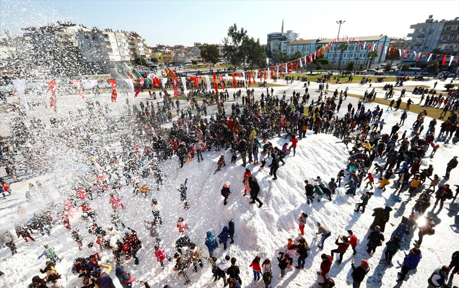 Toros Dağlarından kamyonlarla taşınan kar çocukların eğlencesi oldu