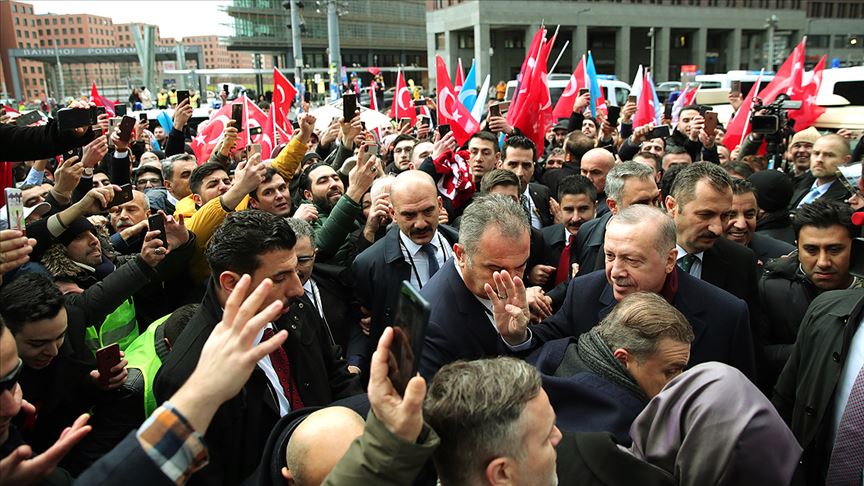 Erdoğan Berlin'de Türklerin sevgi gösterileriyle karşılandı