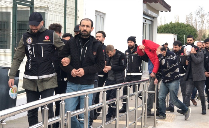 Adana merkezli uyuşturucu operasyonunda yakalanan 17 zanlı adliyede