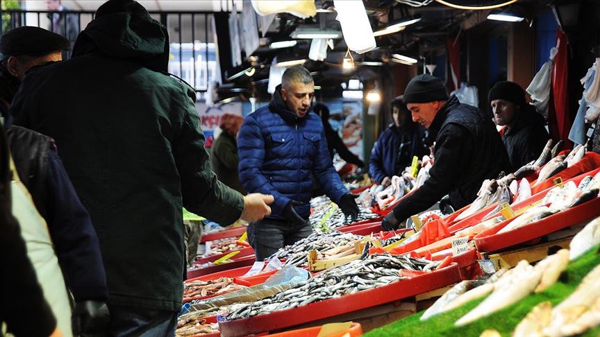 Karadeniz'de hamsi balıkçıların ve vatandaşın yüzünü güldürdü