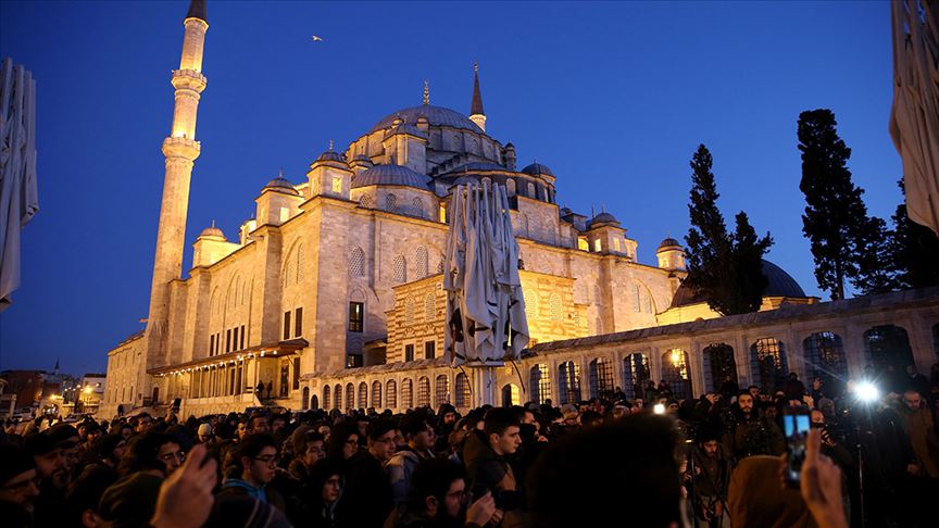 Fatih Camisi İmamı Kurra Hafız Galip Usta ve cami cemaatinden bir kişiyi bıçakla yaralayan şüpheli tutuklandı