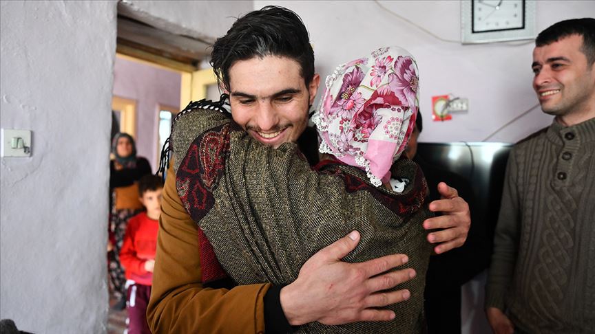 Suriyeli Mahmud elleri ile kazıyarak enkazdan kurtardığı depremzede ile buluştu