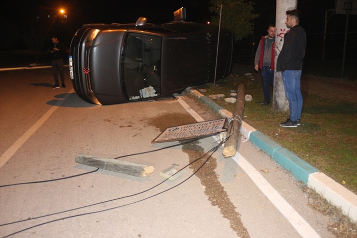 Adana'da otomobil ile hafif ticari araç çarpıştı: 2 yaralı