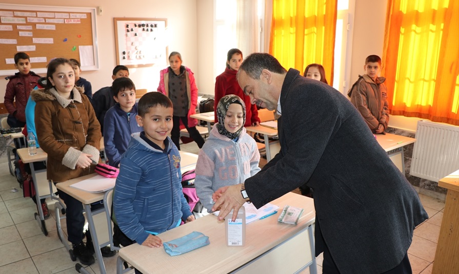 Pozantı Belediyesi okullara ve kurumlara dezenfektan dağıttı