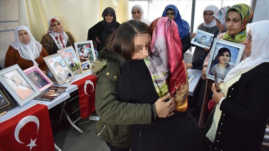 Diyarbakır'daki evlat nöbetine bir anne daha katıldı