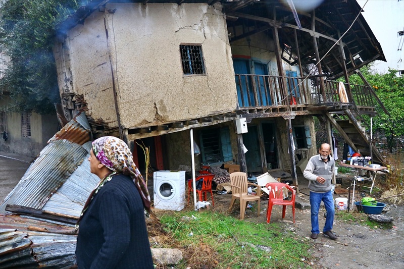 Adana'da, oturdukları ev kısmen yağıştan çöken aile otele yerleştirildi