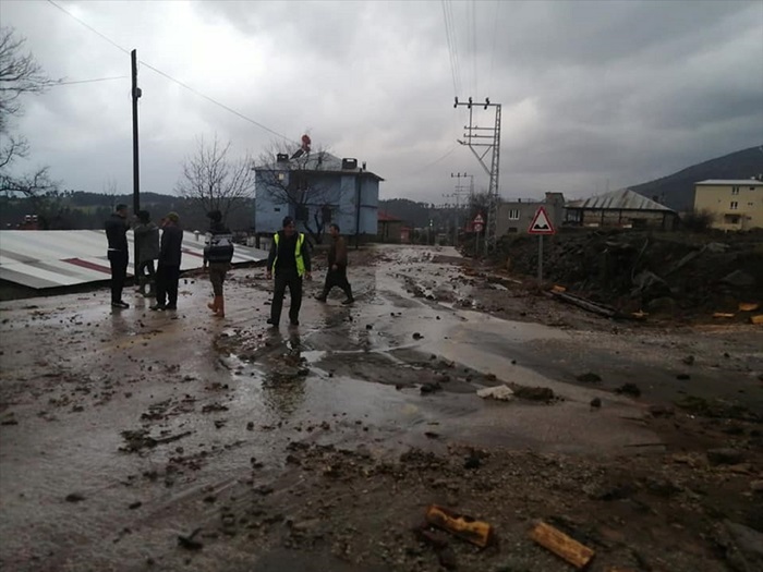 Adana'da sağanak nedeniyle zarar gören tarım alanlarında hasar tespiti yapılıyor