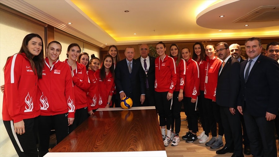 Cumhurbaşkanı Erdoğan, A Milli Kadın Voleybol Takımı oyuncularıyla bir araya geldi