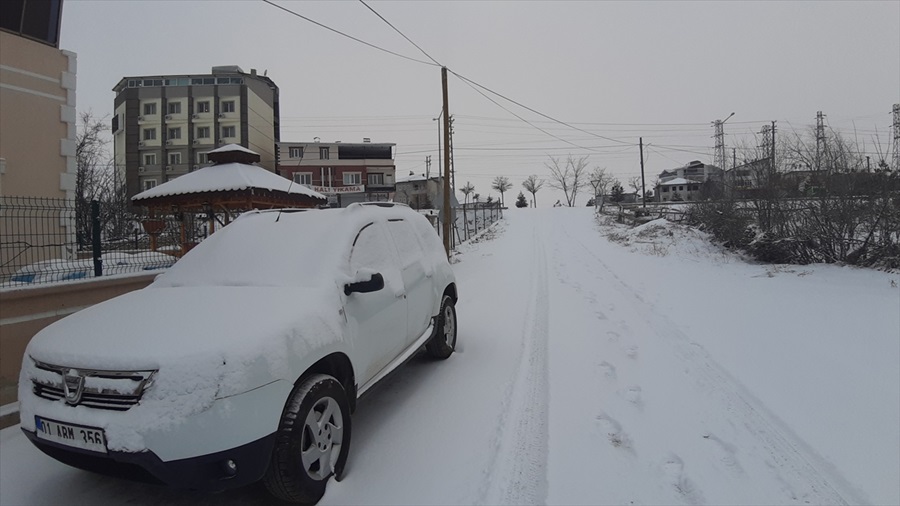 Tufanbeyli'de kar yağışı hayatı olumsuz etkiliyor