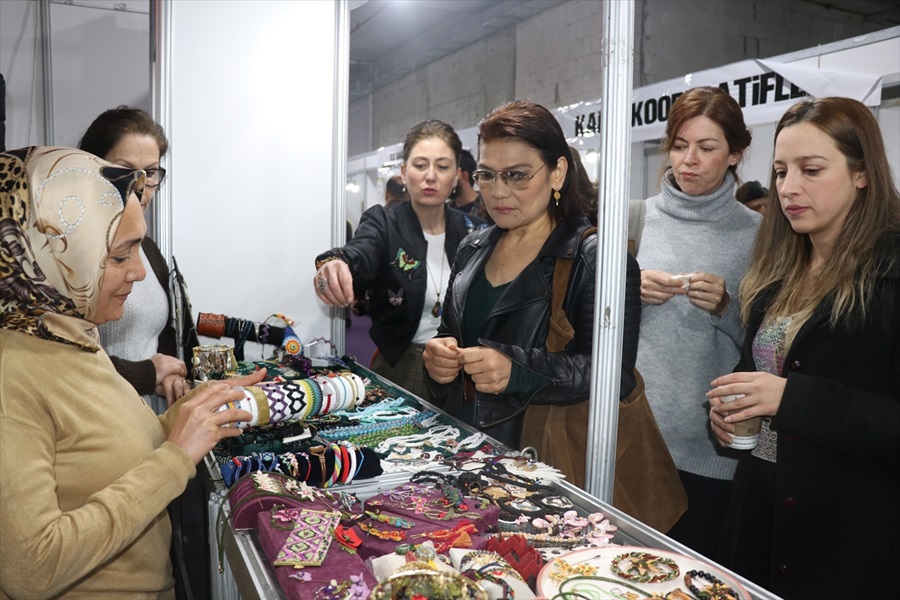 Adana'da dizi oyuncuları, kadın kooperatiflerinin sergisini gezdi