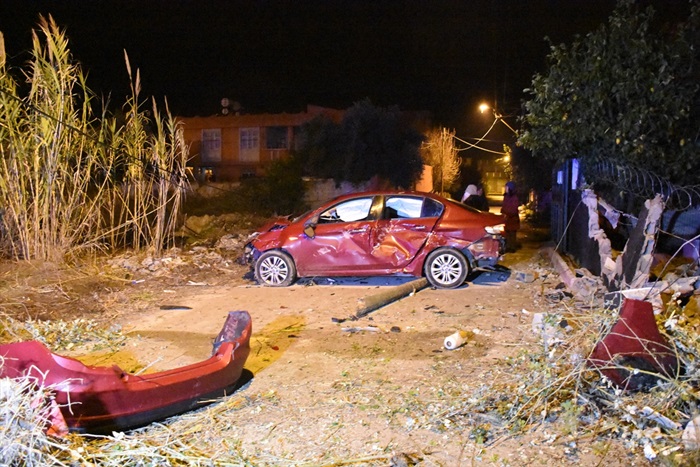 Adana'da kontrolden çıkan otomobil evin bahçe duvarına çarptı: 4 yaralı