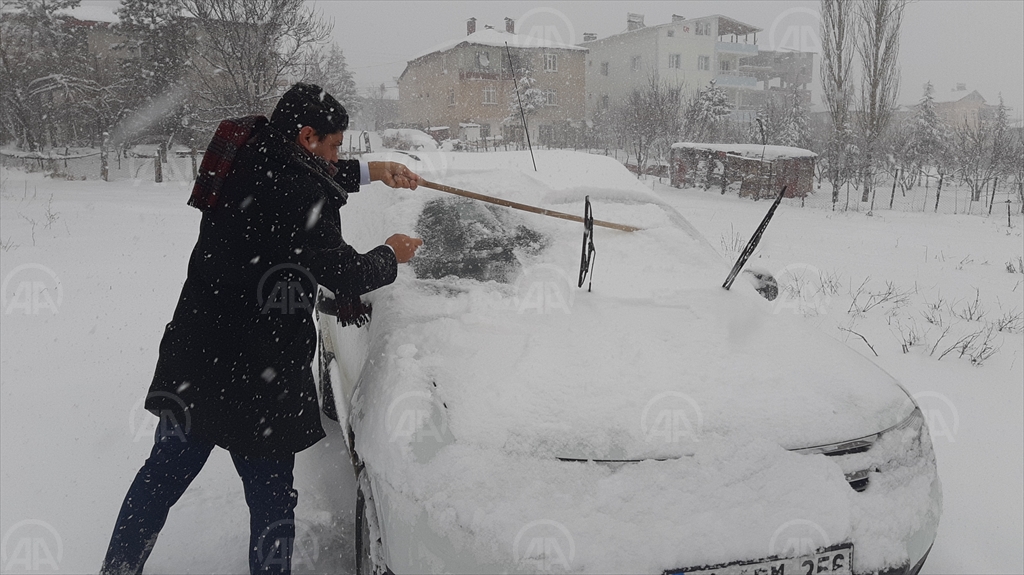 Adana'nın Tufanbeyli ilçesinde kar yaşamı olumsuz etkiliyor