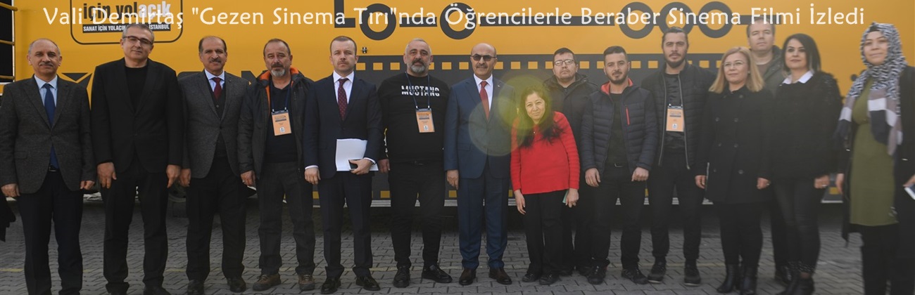 Vali Demirtaş "Gezen Sinema Tırı"nda Öğrencilerle Beraber Sinema Filmi İzledi