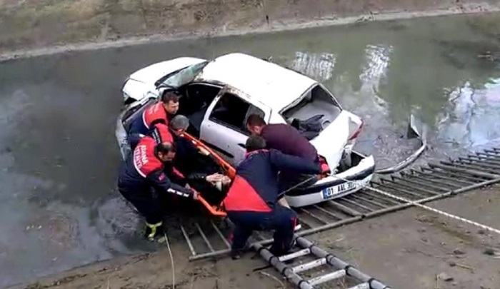 Adana'da otomobil sulama kanalına düştü: 1 yaralı