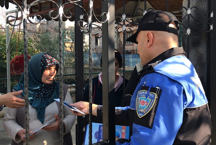 Adana'da polis evleri gezerek "soba zehirlenmesi" uyarısında bulundu