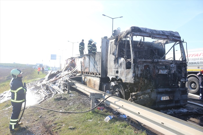 Otoyolda parke yüklü tırda çıkan yangın söndürüldü