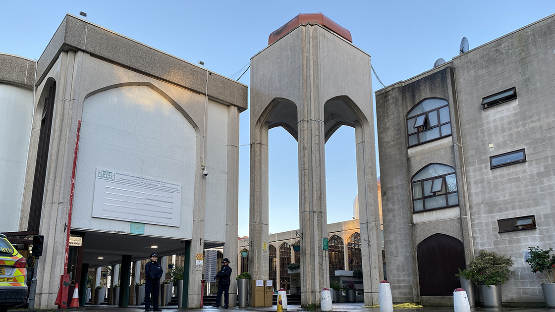 Londra'da camiye giren bir kişi, namaz kılan bir din görevlisini bıçakladı