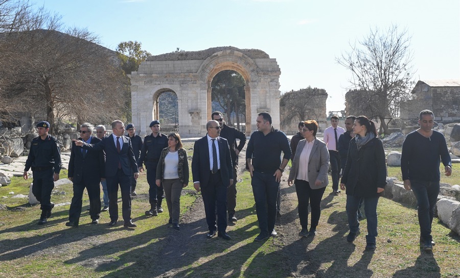 Vali Demirtaş Ceyhan Ve Kozan İlçelerinde Bulunan Tarihi Alanlarda İncelemelerde Bulundu