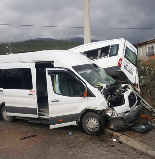 Osmaniye'de öğrenci ve işçi servisi çarpıştı: 20 yaralı