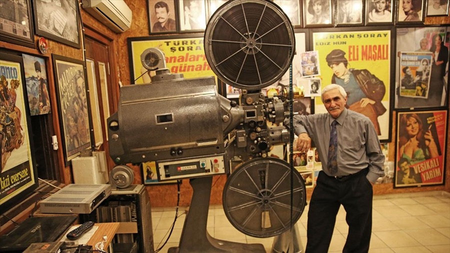 Eski makinistin 'sinema evi' ziyaretçilerine nostalji yaşatıyor