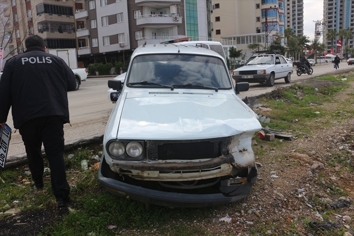 Adana'da polisten kaçarken otomobiliyle iki araca çarpan şüpheli aranıyor