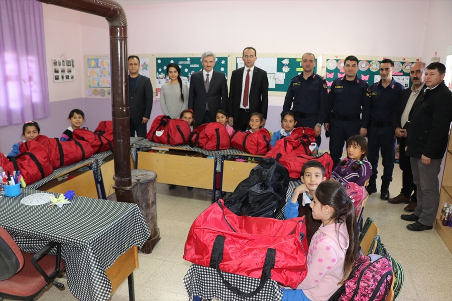 Pozantı'da öğrencilere kırtasiye ve kıyafet yardımı