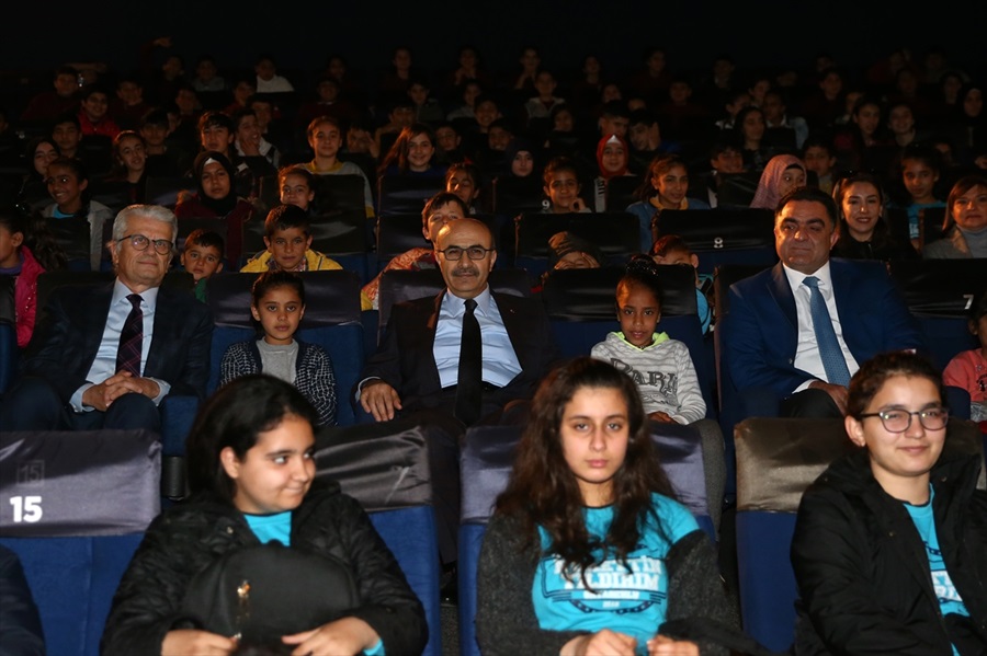 Tarım işçisi ailelerin çocukları sinema keyfi yaşadı