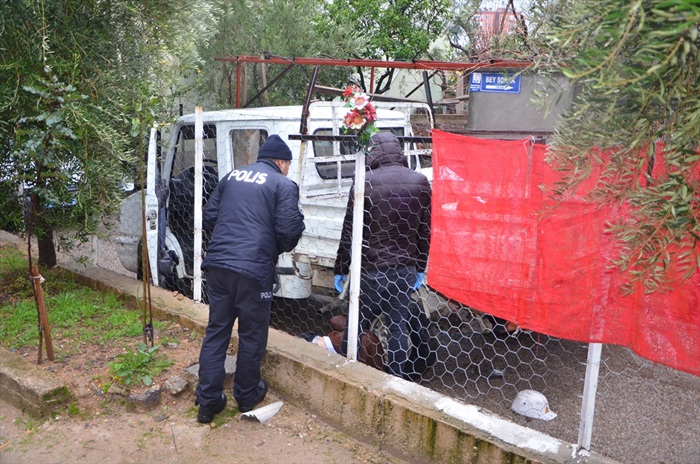 Adana'da park halindeki kamyonetin altında erkek cesedi bulundu