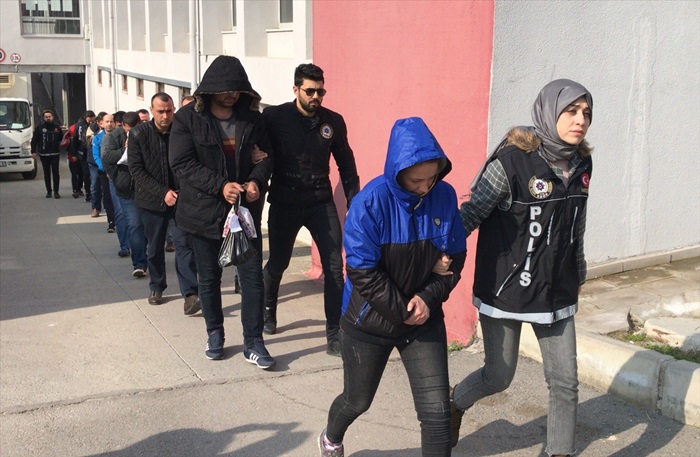 Adana'da uyuşturucu operasyonunda yakalanan 20 zanlıdan 10'u tutuklandı