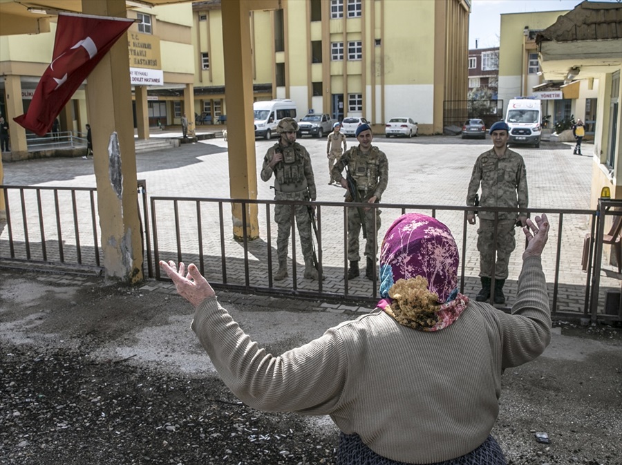 Hatay'da Meryem ninenin Mehmetçik sevgisi duygulandırdı