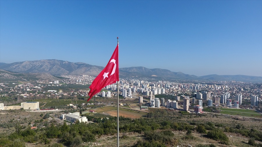 Kozan'da şehitler anısına dev Türk bayrağı