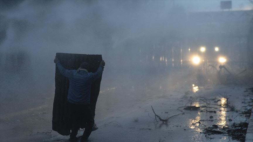 Yunanistan'dan sığınmacılara gaz bombası ve tazyikli suyla müdahale