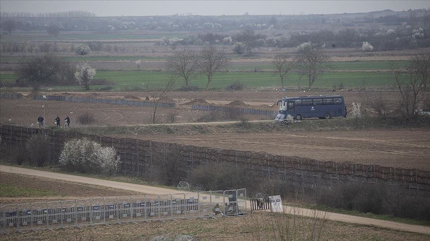 Yunanistan hudut birlikleri sınır hattına 'siper' kazıyor