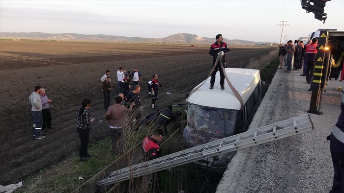 Adana'da tarım işçilerini taşıyan minibüs devrildi: 3 ölü, 14 yaralı