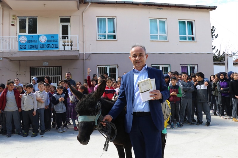 "Eşekli Kütüphaneci"den esinlenen hayırsever, eşekle getirdiği kitapları çocuklara dağıttı