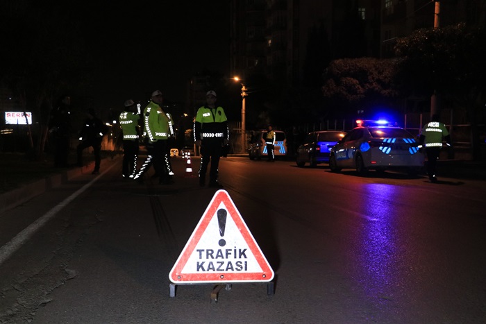 Hafif ticari araç tıra arkadan çarptı: 3 ölü, 1 yaralı