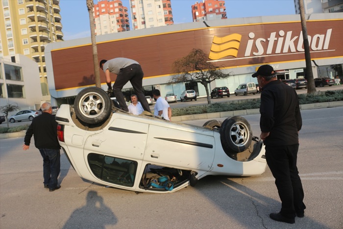 Adana'da devrilen otomobilde sıkışan sürücü yaralandı