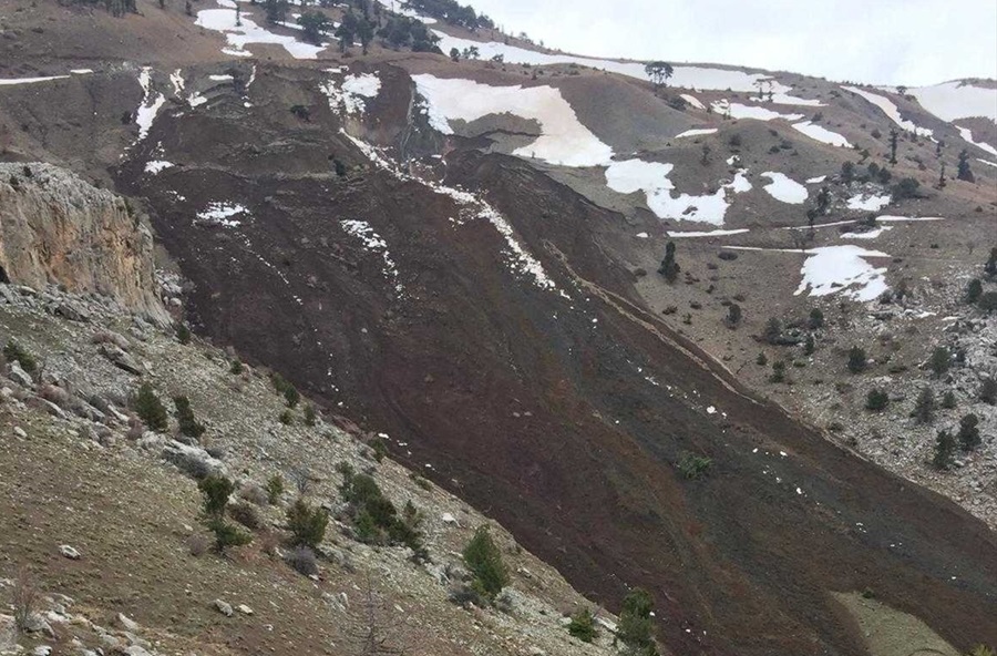 Adana'da yayla yolu heyelan nedeniyle ulaşıma kapandı