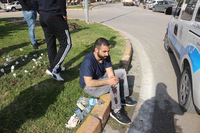 Adana'da bir kişi bıçakla yaraladığı arkadaşının aracıyla kaçtı