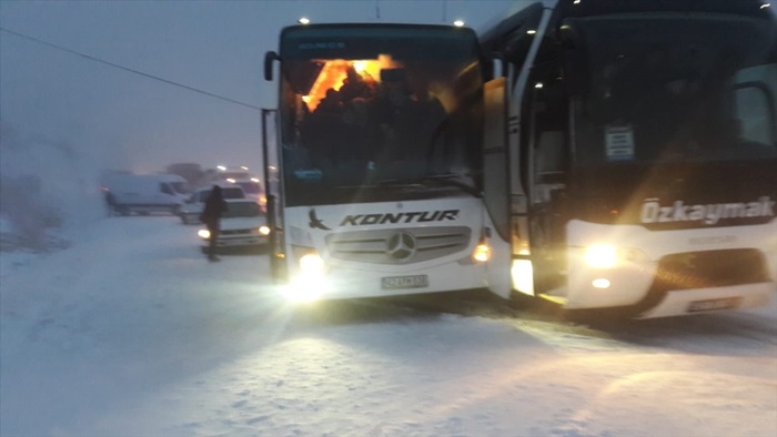 İç Anadolu'yu Akdeniz'e bağlayan Sertavul Geçidi'nde yoğun kar yağışı ulaşımı aksatıyor