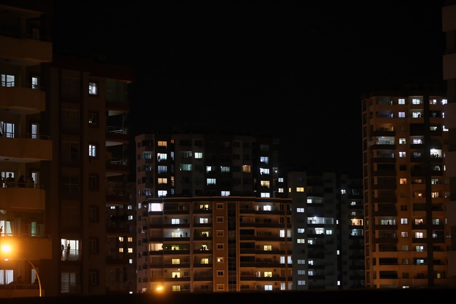 Adana'da sağlık çalışanlarına alkışlı destek sürüyor..